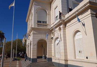 Tensión en la Municipalidad de General Pico: un joven se subió a la cornisa para reclamar trabajo