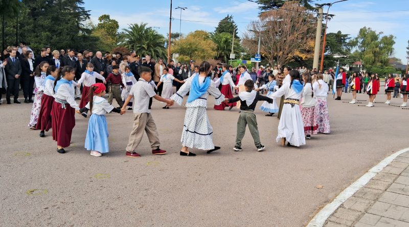 Alvear conmemoró un nuevo aniversario de la Revolución de Mayo con un emotivo acto patrio