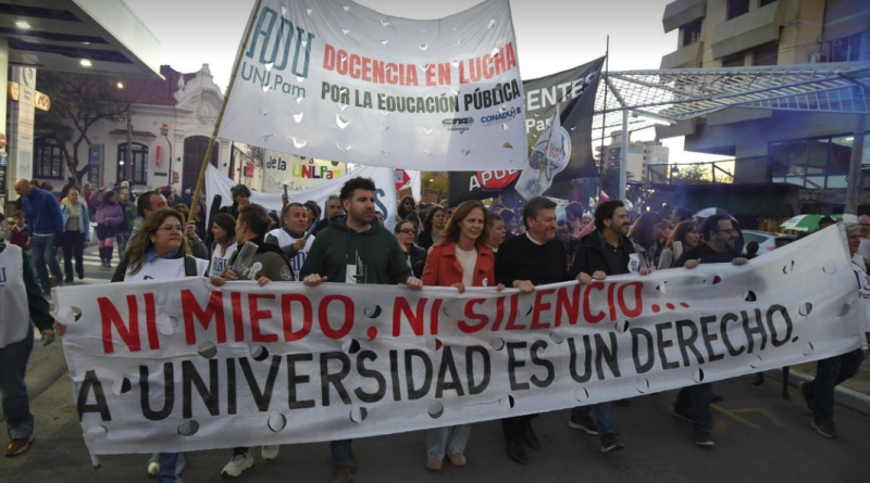 Masiva protesta universitaria en La Pampa contra el desfinanciamiento educativo