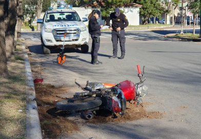 Fuerte accidente en General Pico: un motociclista chocó contra una planta