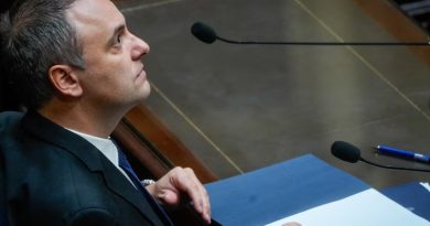 Manuel Adorni en su hora más difícil: el fuego amigo, la presión de los aliados y el respaldo de Milei