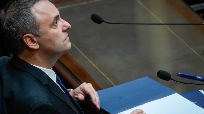 Manuel Adorni en su hora más difícil: el fuego amigo, la presión de los aliados y el respaldo de Milei