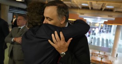 Tras designar a Santilli, Milei respaldó a Manuel Adorni: “Sigo confiando en su inocencia, es una persona honesta”