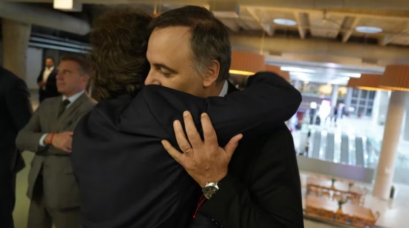 Tras designar a Santilli, Milei respaldó a Manuel Adorni: “Sigo confiando en su inocencia, es una persona honesta”