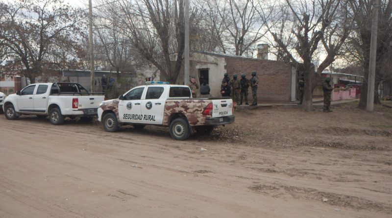 Operativo por abigeato en General Acha: cuatro allanamientos, tres detenidos y un prófugo