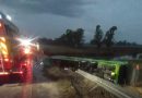 Carmen de Areco: un micro cayó de un puente en la ruta 7 y hay varios heridos