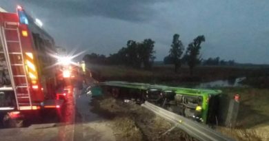Carmen de Areco: un micro cayó de un puente en la ruta 7 y hay varios heridos
