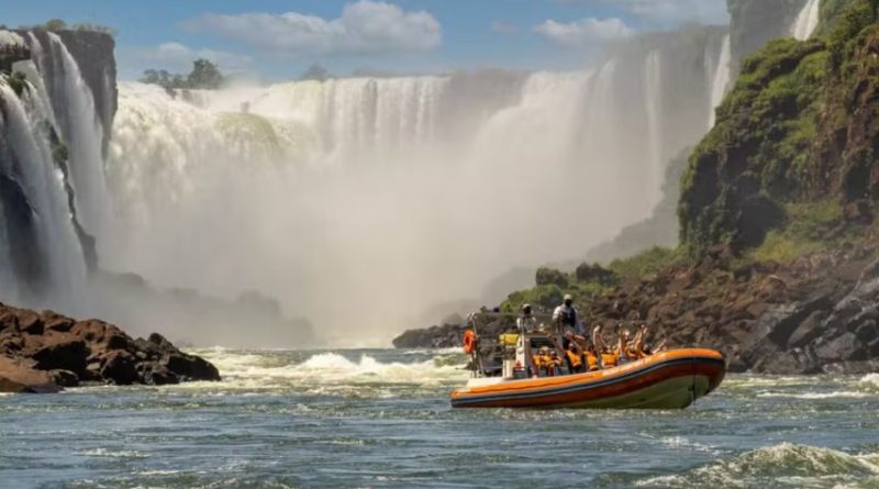 Tragedia en las Cataratas del Iguazú: un barco con turistas volcó en el río y un joven neerlandés murió