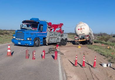 Extenso operativo de Policía y Bomberos en la Ruta 143 tras el vuelco de un camión con gas