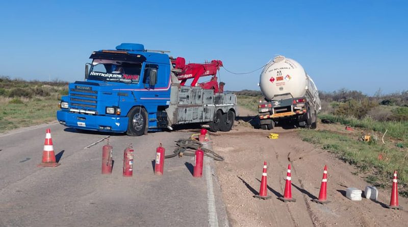 Extenso operativo de Policía y Bomberos en la Ruta 143 tras el vuelco de un camión con gas