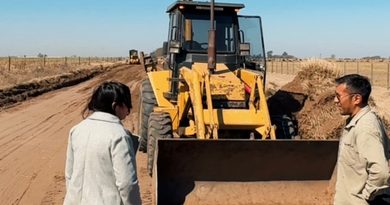 Alvear: Se continúa con el mantenimiento y recuperación de caminos vecinales ante la situación hídrica