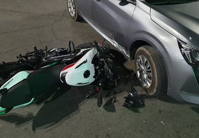 Insólito accidente en Pico: un motociclista chocó frente a la policía mientras se asistía otro siniestro