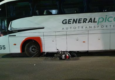 Pico: Fuerte choque entre una moto y un colectivo dejó a una mujer con fractura expuesta