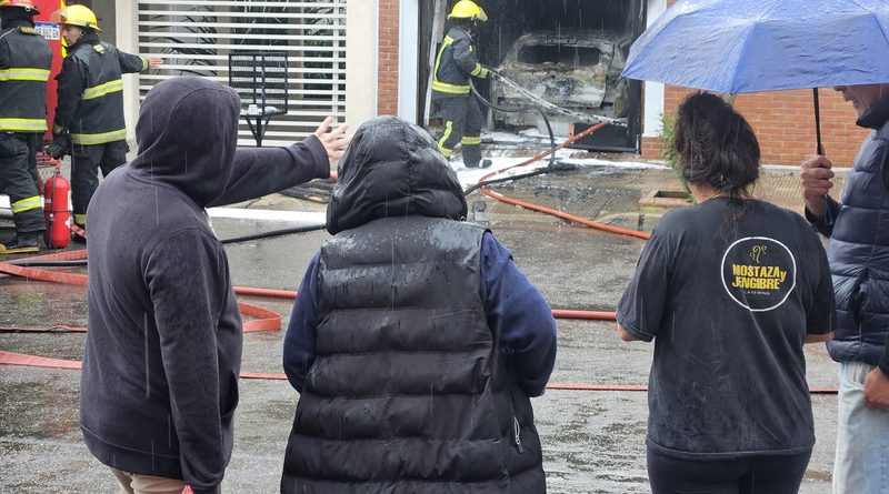 Voraz incendio en una vivienda de General Pico: el fuego destruyó un auto cero kilómetro y un quincho