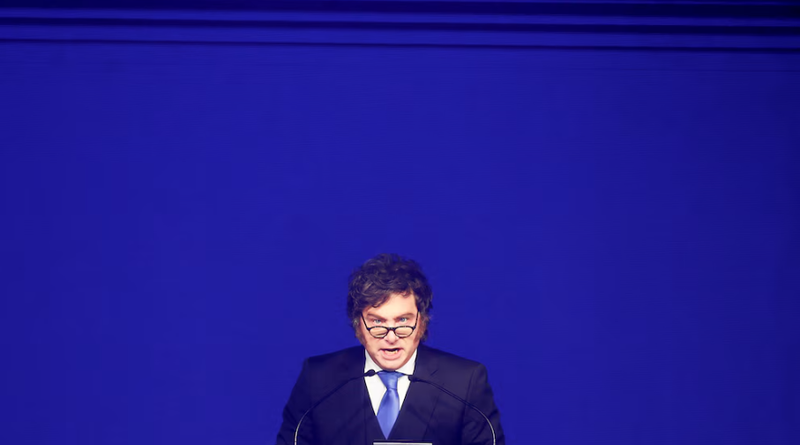 Milei vuelve a correr el arco: ahora dijo en París que se viene “el mejor año de la historia”, pero para 2028