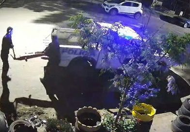 Escándalo en Pico: policías en un móvil oficial robaron un gato hidráulico millonario de una gomería